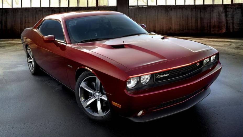 J&aacute; o Challenger possui as mesmas modifica&ccedil;&otilde;es na grade frontal e as mesmas rodas de 20 polegadas | <a href="https://beta-develop.quatrorodas.abril.com.br/noticias/saloes/los-angeles-2013/dodge-celebra-centenario-edicao-especial-charger-challenger-760678.shtml" rel="migration">Leia mai</a>