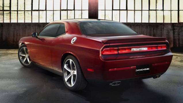 Os motores disponíveis são os mesmos, com leve modificação nas especificações (305 e 375 cv, respectivamente) | <a href="https://beta-develop.quatrorodas.abril.com.br/noticias/saloes/los-angeles-2013/dodge-celebra-centenario-edicao-especial-charger-challenger-760678.sh" rel="migration"></a> Os motores disponíveis são os mesmos, com leve modificação nas especificações (305 e 375 cv, respectivamente) | <a href="https://beta-develop.quatrorodas.abril.com.br/noticias/saloes/los-angeles-2013/dodge-celebra-centenario-edicao-especial-charger-challenger-760678.sh" rel="migration"></a>