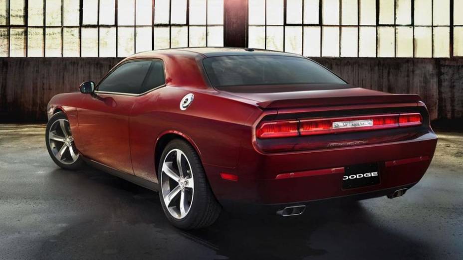 Os motores disponíveis são os mesmos, com leve modificação nas especificações (305 e 375 cv, respectivamente) | <a href="https://beta-develop.quatrorodas.abril.com.br/noticias/saloes/los-angeles-2013/dodge-celebra-centenario-edicao-especial-charger-challenger-760678.sh" rel="migration"></a> Os motores disponíveis são os mesmos, com leve modificação nas especificações (305 e 375 cv, respectivamente) | <a href="https://beta-develop.quatrorodas.abril.com.br/noticias/saloes/los-angeles-2013/dodge-celebra-centenario-edicao-especial-charger-challenger-760678.sh" rel="migration"></a>