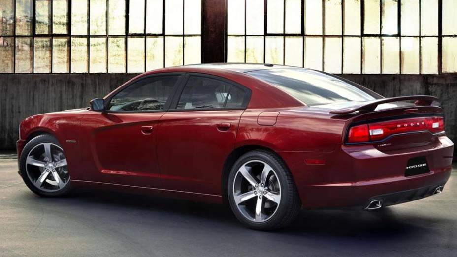 O motor pode ser o 3.6 V6 de 300 cavalos de potência ou o 5.7 V8 de 370 cv | <a href="https://beta-develop.quatrorodas.abril.com.br/noticias/saloes/los-angeles-2013/dodge-celebra-centenario-edicao-especial-charger-challenger-760678.shtml" rel="migration">Leia mais</a> O motor pode ser o 3.6 V6 de 300 cavalos de potência ou o 5.7 V8 de 370 cv | <a href="https://beta-develop.quatrorodas.abril.com.br/noticias/saloes/los-angeles-2013/dodge-celebra-centenario-edicao-especial-charger-challenger-760678.shtml" rel="migration">Leia mais</a>