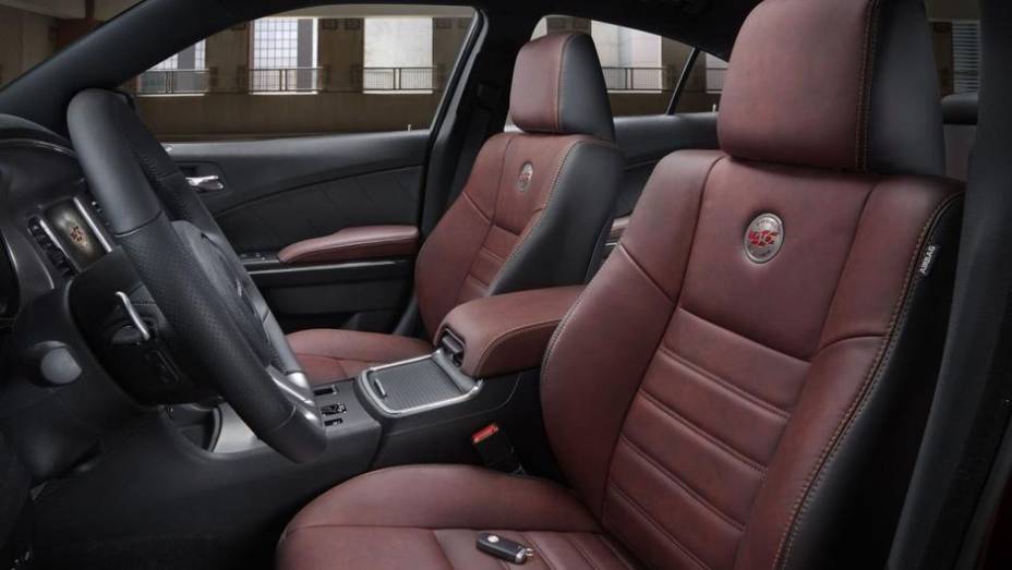 ... e revestimento interno em couro Nappa vermelho ou preto | <a href="https://beta-develop.quatrorodas.abril.com.br/noticias/saloes/los-angeles-2013/dodge-celebra-centenario-edicao-especial-charger-challenger-760678.shtml" rel="migration">Leia mais</a> ... e revestimento interno em couro Nappa vermelho ou preto | <a href="https://beta-develop.quatrorodas.abril.com.br/noticias/saloes/los-angeles-2013/dodge-celebra-centenario-edicao-especial-charger-challenger-760678.shtml" rel="migration">Leia mais</a>