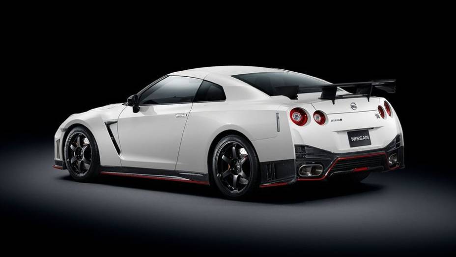 O GT-R preparado pela Nismo utiliza um motor biturbo V6 3.8 melhorado que agora desenvolve 595 cavalos de potência e 66,3 mkgf de torque | <a href="https://beta-develop.quatrorodas.abril.com.br/noticias/saloes/toquio-2013/primeiros-detalhes-novo-nissan-gt-r-nismo-surge" rel="migration"></a>