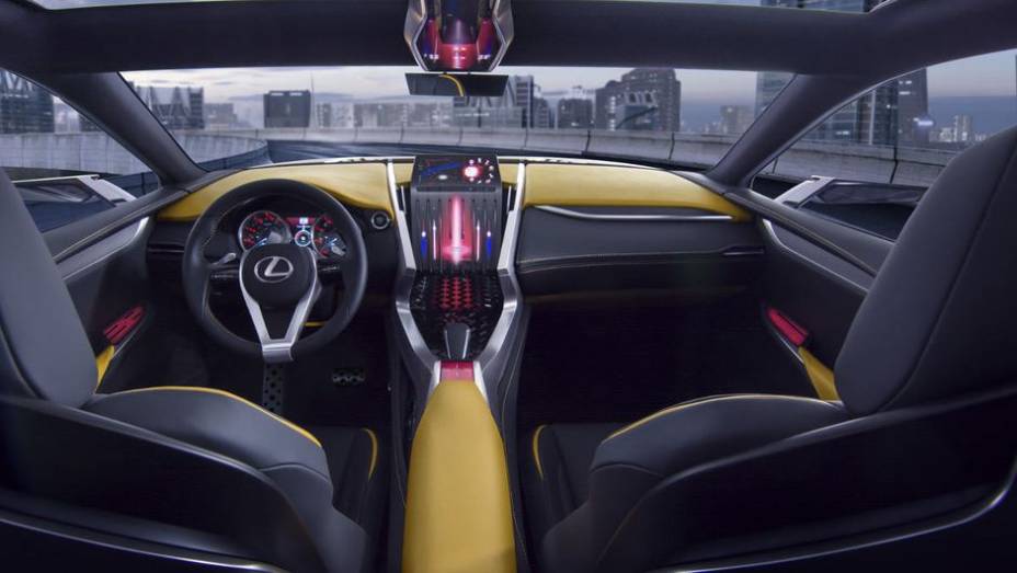 O modelo tamb&eacute;m tem centro de gravidade mais baixo do que o LF-NX concept anterior, al&eacute;m de apresentar spoiler dianteiro inferior e cabine com touchpad | <a href="https://beta-develop.quatrorodas.abril.com.br/noticias/fabricantes/lexus-lf-nx-turbo-sera-mostrado-toquio-" rel="migration"></a>