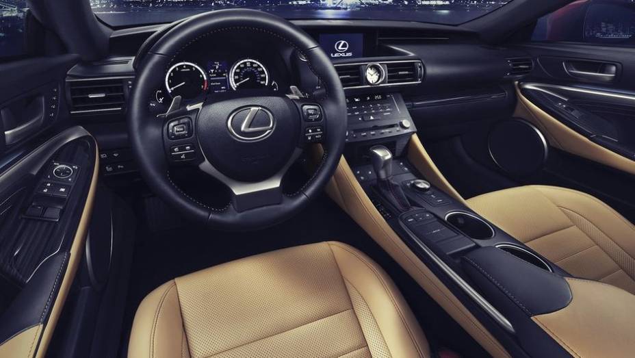 O interior também é baseado nos protótipos mais recentes mostrados pela Lexus, com o mesmo nível elevado de acabamento visto nos sedãs da marca | <a href="https://beta-develop.quatrorodas.abril.com.br/noticias/saloes/toquio-2013/lexus-mostra-cupe-rc-759175.shtml" rel="migration">Leia</a>