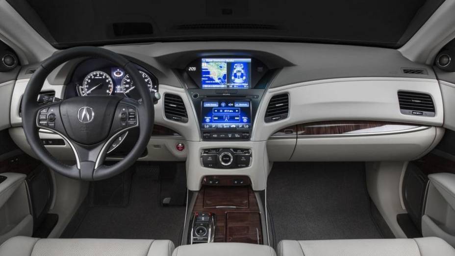 Internamente, o Sport Hybrid apresenta seletor eletrônico de marchas e central multimídia com tela de sete polegadas e sistema Acuralink de conectividade | <a href="https://beta-develop.quatrorodas.abril.com.br/noticias/saloes/los-angeles-2013/acura-mostra-rlx-sport-hy" rel="migration"></a>