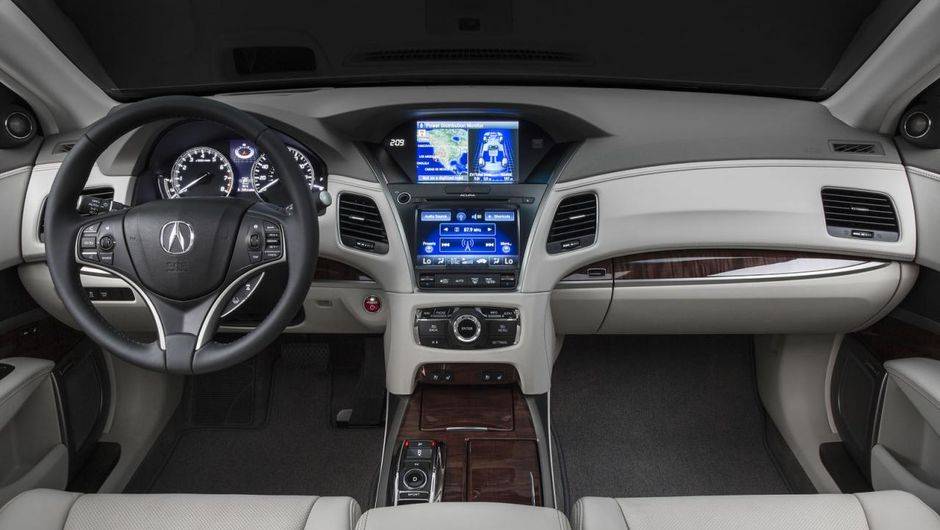 Internamente, o Sport Hybrid apresenta seletor eletr&ocirc;nico de marchas e central multim&iacute;dia com tela de sete polegadas e sistema Acuralink de conectividade | <a href="https://beta-develop.quatrorodas.abril.com.br/noticias/saloes/los-angeles-2013/acura-mostra-rlx-sport-hy" rel="migration"></a>