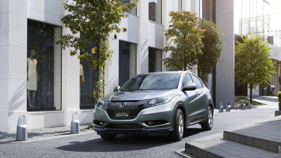 No Jap&atilde;o, ele ser&aacute; vendido com um motor a gasolina de 1.5 litros de inje&ccedil;&atilde;o direta | <a href="https://beta-develop.quatrorodas.abril.com.br/noticias/saloes/toquio-2013/honda-revela-suv-urbano-vezel-toquio-760729.shtml" rel="migration">Leia mais</a>