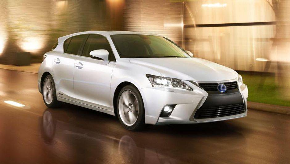 A Lexus mostrou as primeiras fotos do modelo 2014 do h&iacute;brido CT 200h | <a href="https://beta-develop.quatrorodas.abril.com.br/noticias/fabricantes/lexus-revela-primeiras-imagens-ct-200h-2014-760057.shtml" rel="migration">Leia mais</a>