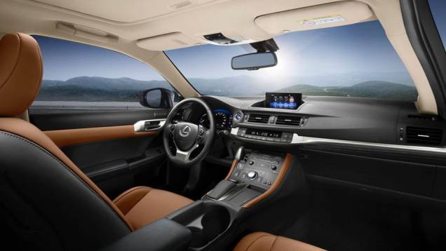 Por dentro, o volante foi reformulado e o painel de instrumentos tem tela de 4,2 polegadas | <a href="https://beta-develop.quatrorodas.abril.com.br/noticias/fabricantes/lexus-revela-primeiras-imagens-ct-200h-2014-760057.shtml" rel="migration">Leia mais</a> Por dentro, o volante foi reformulado e o painel de instrumentos tem tela de 4,2 polegadas | <a href="https://beta-develop.quatrorodas.abril.com.br/noticias/fabricantes/lexus-revela-primeiras-imagens-ct-200h-2014-760057.shtml" rel="migration">Leia mais</a>