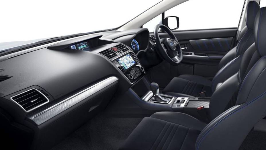 Na cabine, o LEVORG apresenta acabamento em black piano com detalhes metálicos, assim como duas telas de 3,5 polegadas | <a href="https://beta-develop.quatrorodas.abril.com.br/noticias/saloes/toquio-2013/subaru-apresenta-prototipo-levorg-760736.shtml" rel="migration">Leia mais</a>