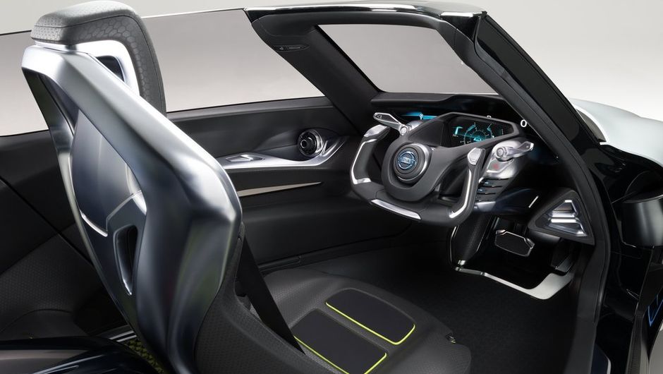 O modelo acomoda tr&ecirc;s pessoas, sendo que o motorista fica na posi&ccedil;&atilde;o central, com um volante inspirado em aeronaves, e os dois passageiros ficam atr&aacute;s, de ambos os lados | <a href="https://beta-develop.quatrorodas.abril.com.br/noticias/saloes/toquio-2013/nissan-anuncia" rel="migration"></a>