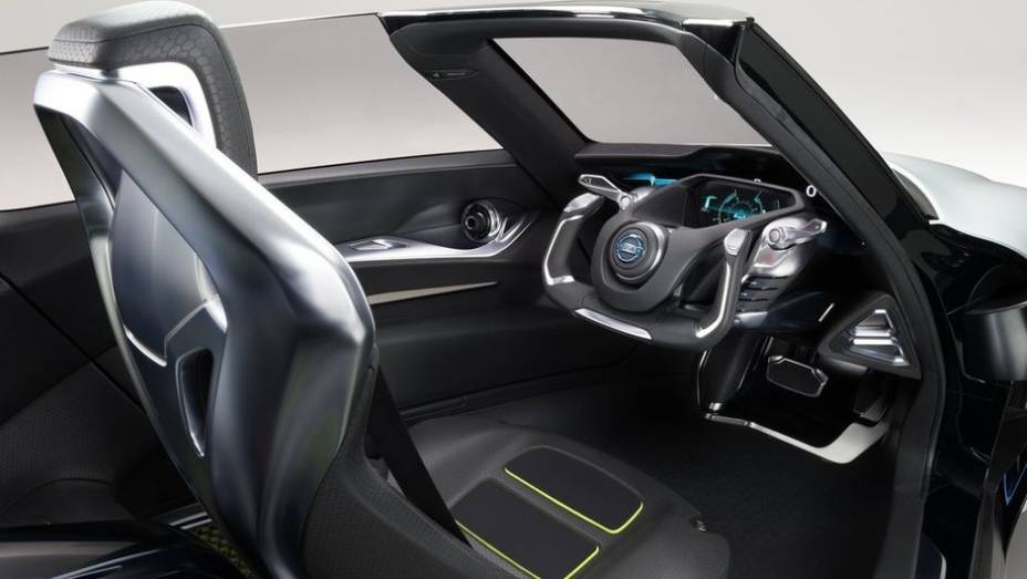O modelo acomoda tr&ecirc;s pessoas, sendo que o motorista fica na posi&ccedil;&atilde;o central, com um volante inspirado em aeronaves, e os dois passageiros ficam atr&aacute;s, de ambos os lados | <a href="https://beta-develop.quatrorodas.abril.com.br/noticias/saloes/toquio-2013/nissan-anuncia" rel="migration"></a>