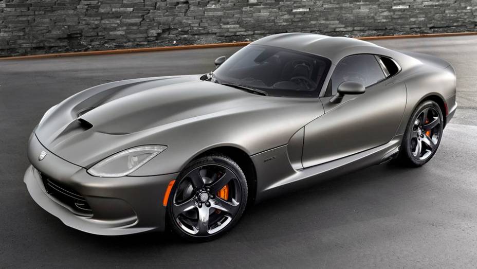 A Chrysler anunciou o lançamento de um novo pacote, o Anodized Carbon, para o SRT Viper GTS | <a href="https://beta-develop.quatrorodas.abril.com.br/noticias/saloes/los-angeles-2013/srt-viper-gts-ganha-pacote-anodized-carbon-760760.shtml" rel="migration">Leia mais</a>