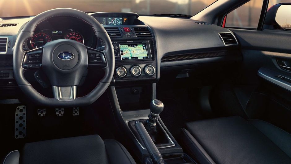 A transmiss&atilde;o pode ser manual de seis marchas ou CVT, mas, em ambos os casos, o modelo conta com tra&ccedil;&atilde;o integral | <a href="https://beta-develop.quatrorodas.abril.com.br/noticias/saloes/los-angeles-2013/subaru-mostra-primeiras-imagens-oficiais-wrx-760765.shtml" rel="migration">Leia ma</a>