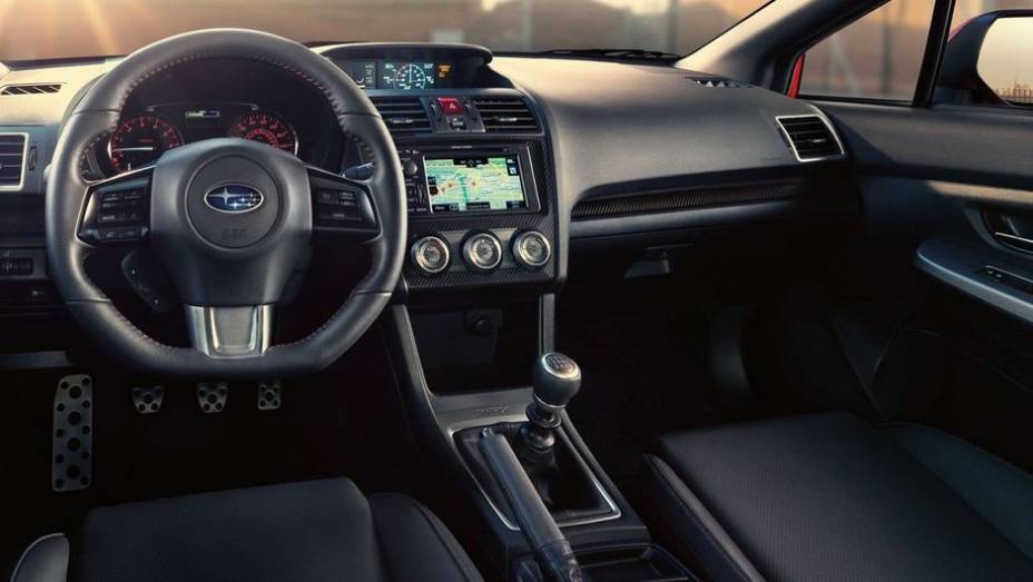 A transmiss&atilde;o pode ser manual de seis marchas ou CVT, mas, em ambos os casos, o modelo conta com tra&ccedil;&atilde;o integral | <a href="https://beta-develop.quatrorodas.abril.com.br/noticias/saloes/los-angeles-2013/subaru-mostra-primeiras-imagens-oficiais-wrx-760765.shtml" rel="migration">Leia ma</a>
