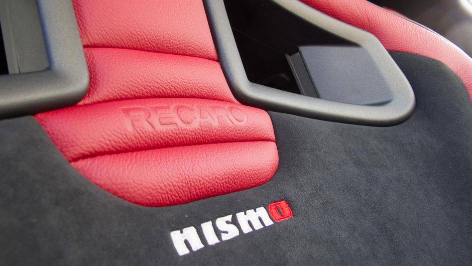 Internamente, os bancos são esportivos, da Recaro, com revestimento em couro de duas cores (preto e vermelho) | <a href="https://beta-develop.quatrorodas.abril.com.br/noticias/saloes/los-angeles-2013/nissan-exibe-juke-nismo-rs-760826.shtml" rel="migration">Leia mais</a> Internamente, os bancos são esportivos, da Recaro, com revestimento em couro de duas cores (preto e vermelho) | <a href="https://beta-develop.quatrorodas.abril.com.br/noticias/saloes/los-angeles-2013/nissan-exibe-juke-nismo-rs-760826.shtml" rel="migration">Leia mais</a>