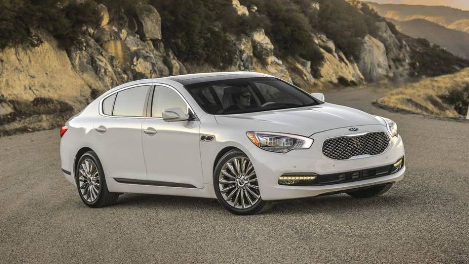 A Kia apresentou no Sal&atilde;o de Los Angeles o K900, sed&atilde; de luxo com tra&ccedil;&atilde;o traseira e que tem o objetivo de rivalizar com modelos de marcas alem&atilde;s | <a href="https://beta-develop.quatrorodas.abril.com.br/noticias/saloes/los-angeles-2013/kia-anuncia-k900-motores-v6-v8-760" rel="migration"></a>