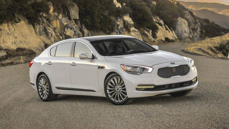A Kia apresentou no Salão de Los Angeles o K900, sedã de luxo com tração traseira e que tem o objetivo de rivalizar com modelos de marcas alemãs | <a href="https://beta-develop.quatrorodas.abril.com.br/noticias/saloes/los-angeles-2013/kia-anuncia-k900-motores-v6-v8-760" rel="migration"></a> A Kia apresentou no Salão de Los Angeles o K900, sedã de luxo com tração traseira e que tem o objetivo de rivalizar com modelos de marcas alemãs | <a href="https://beta-develop.quatrorodas.abril.com.br/noticias/saloes/los-angeles-2013/kia-anuncia-k900-motores-v6-v8-760" rel="migration"></a>