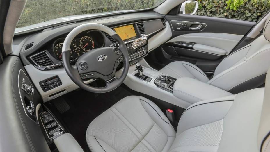 As diferentes vers&otilde;es do K900 ganham mais ou menos itens de acordo com a motoriza&ccedil;&atilde;o. As de entrada s&atilde;o equipadas com bloco 3.8 V6, enquanto as de topo de linha contam com motor 5.0 V8 | <a href="https://beta-develop.quatrorodas.abril.com.br/noticias/saloes/los-angeles" rel="migration"></a>