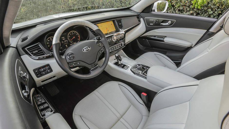 As diferentes versões do K900 ganham mais ou menos itens de acordo com a motorização. As de entrada são equipadas com bloco 3.8 V6, enquanto as de topo de linha contam com motor 5.0 V8 | <a href="https://beta-develop.quatrorodas.abril.com.br/noticias/saloes/los-angeles" rel="migration"></a> As diferentes versões do K900 ganham mais ou menos itens de acordo com a motorização. As de entrada são equipadas com bloco 3.8 V6, enquanto as de topo de linha contam com motor 5.0 V8 | <a href="https://beta-develop.quatrorodas.abril.com.br/noticias/saloes/los-angeles" rel="migration"></a>