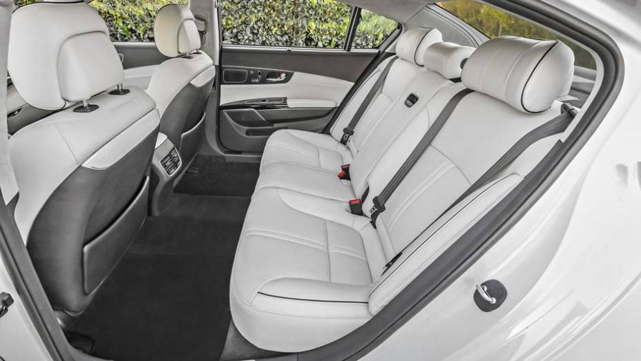 Em ambos os casos, a transmissão é automática de oito marchas | <a href="https://beta-develop.quatrorodas.abril.com.br/noticias/saloes/los-angeles-2013/kia-anuncia-k900-motores-v6-v8-760839.shtml" rel="migration">Leia mais</a> Em ambos os casos, a transmissão é automática de oito marchas | <a href="https://beta-develop.quatrorodas.abril.com.br/noticias/saloes/los-angeles-2013/kia-anuncia-k900-motores-v6-v8-760839.shtml" rel="migration">Leia mais</a>