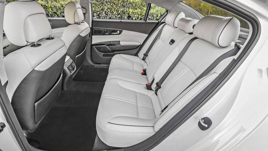 Em ambos os casos, a transmissão é automática de oito marchas | <a href="https://beta-develop.quatrorodas.abril.com.br/noticias/saloes/los-angeles-2013/kia-anuncia-k900-motores-v6-v8-760839.shtml" rel="migration">Leia mais</a> Em ambos os casos, a transmissão é automática de oito marchas | <a href="https://beta-develop.quatrorodas.abril.com.br/noticias/saloes/los-angeles-2013/kia-anuncia-k900-motores-v6-v8-760839.shtml" rel="migration">Leia mais</a>
