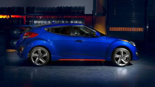 Ela &eacute; baseada no Veloster Turbo, mas acrescenta alguns itens de s&eacute;rie | <a href="https://beta-develop.quatrorodas.abril.com.br/noticias/saloes/los-angeles-2013/hyundai-mostra-veloster-r-spec-760833.shtml" rel="migration">Leia mais</a>