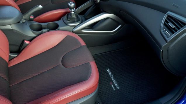 O Veloster R-Spec tem suspensão revisada, câmbio manual de seis marchas com manopla exclusiva, detalhes vermelhos na carroceria... | <a href="https://beta-develop.quatrorodas.abril.com.br/noticias/saloes/los-angeles-2013/hyundai-mostra-veloster-r-spec-760833.shtml" rel="migration">Lei</a> O Veloster R-Spec tem suspensão revisada, câmbio manual de seis marchas com manopla exclusiva, detalhes vermelhos na carroceria... | <a href="https://beta-develop.quatrorodas.abril.com.br/noticias/saloes/los-angeles-2013/hyundai-mostra-veloster-r-spec-760833.shtml" rel="migration">Lei</a>