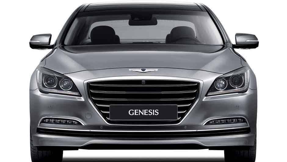 O Genesis incorporou a proposta da identidade visual "Escultura Fluida 2.0", incluindo a utiliza&ccedil;&atilde;o de grade frontal hexagonal cromada e tridimensional, far&oacute;is de HID, luzes de neblina de LED | <a href="https://beta-develop.quatrorodas.abril.com.br/noticias/fabricantes" rel="migration"></a>