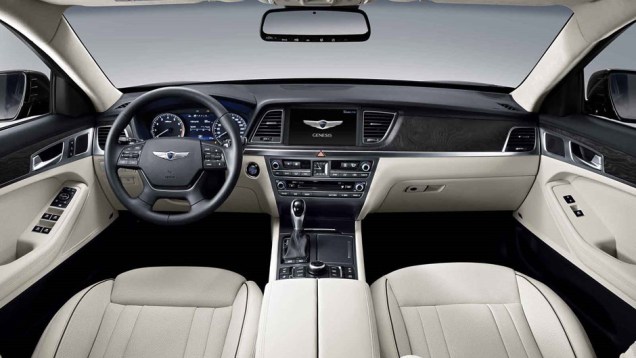 Em todos os casos, a transmiss&atilde;o &eacute; autom&aacute;tica de oito velocidades | <a href="https://beta-develop.quatrorodas.abril.com.br/noticias/fabricantes/hyundai-apresenta-renovado-genesis-761395.shtml" rel="migration">Leia mais</a>