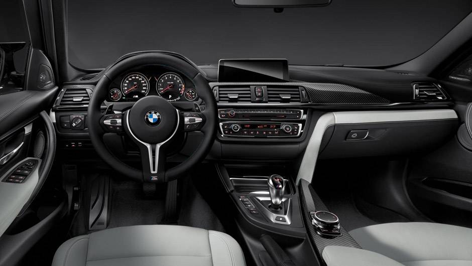 O interior é bastante elegante, com detalhes em couro, camurça, alumínio e apliques de fibra de carbono | <a href="https://beta-develop.quatrorodas.abril.com.br/noticias/saloes/detroit-2014/bmw-apresenta-novos-m3-m4-762958.shtml" rel="migration">Leia mais</a> O interior é bastante elegante, com detalhes em couro, camurça, alumínio e apliques de fibra de carbono | <a href="https://beta-develop.quatrorodas.abril.com.br/noticias/saloes/detroit-2014/bmw-apresenta-novos-m3-m4-762958.shtml" rel="migration">Leia mais</a>