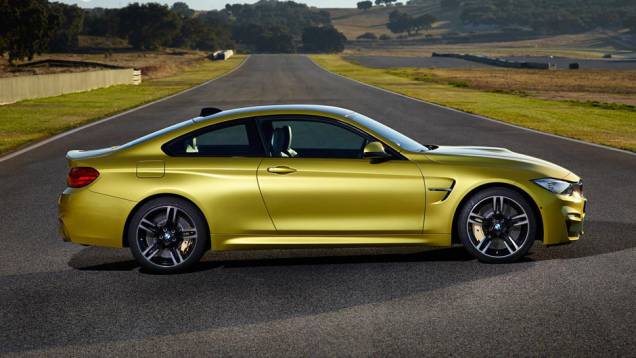 Levemente alargados, os para-lamas abrigam rodas de liga leve aro 18 desenhadas | <a href="https://beta-develop.quatrorodas.abril.com.br/noticias/saloes/detroit-2014/bmw-apresenta-novos-m3-m4-762958.shtml" rel="migration">Leia mais</a> Levemente alargados, os para-lamas abrigam rodas de liga leve aro 18 desenhadas | <a href="https://beta-develop.quatrorodas.abril.com.br/noticias/saloes/detroit-2014/bmw-apresenta-novos-m3-m4-762958.shtml" rel="migration">Leia mais</a>