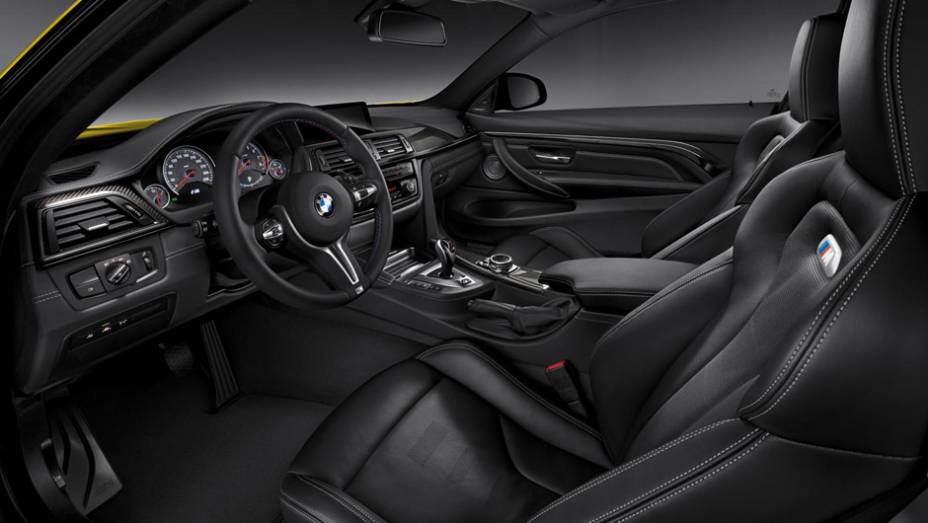 O interior é bastante elegante, com detalhes em couro, camurça, alumínio e apliques de fibra de carbono | <a href="https://beta-develop.quatrorodas.abril.com.br/noticias/saloes/detroit-2014/bmw-apresenta-novos-m3-m4-762958.shtml" rel="migration">Leia mais</a>