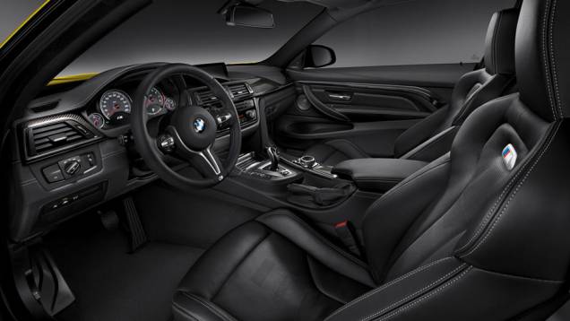 O interior é bastante elegante, com detalhes em couro, camurça, alumínio e apliques de fibra de carbono | <a href="https://beta-develop.quatrorodas.abril.com.br/noticias/saloes/detroit-2014/bmw-apresenta-novos-m3-m4-762958.shtml" rel="migration">Leia mais</a> O interior é bastante elegante, com detalhes em couro, camurça, alumínio e apliques de fibra de carbono | <a href="https://beta-develop.quatrorodas.abril.com.br/noticias/saloes/detroit-2014/bmw-apresenta-novos-m3-m4-762958.shtml" rel="migration">Leia mais</a>