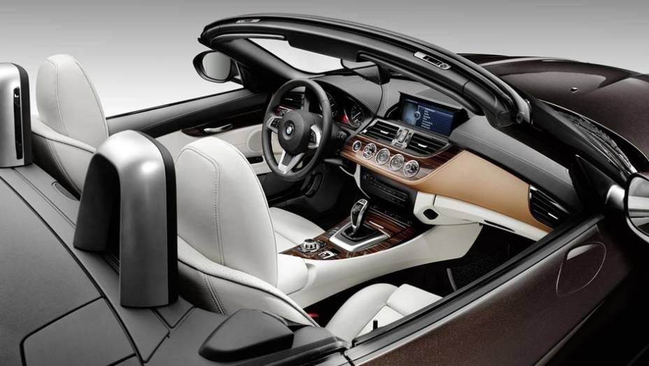 ...acabamento em madeira e detalhes em couro preto no suporte para &oacute;culos de sol | <a href="https://beta-develop.quatrorodas.abril.com.br/noticias/saloes/detroit-2014/bmw-mostra-z4-pure-fusion-762961.shtml" rel="migration">Leia mais</a>