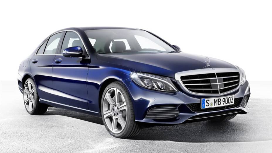 A Mercedes-Benz lança o Classe C 2014 no Brasil | <a href="https://beta-develop.quatrorodas.abril.com.br/noticias/fabricantes/novo-mercedes-benz-classe-c-chega-ao-brasil-r-138-900-795537.shtml" rel="migration">Leia mais</a>