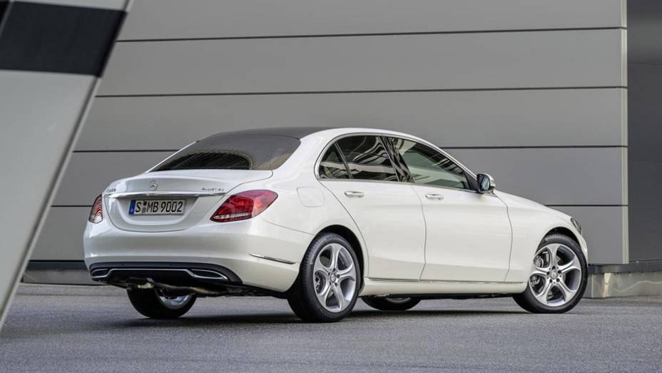 O modelo 2014 do Classe C marca sua transição de sedã de entrada da Mercedes, posto agora ocupado pelo CLA, para opção intermediária | <a href="https://beta-develop.quatrorodas.abril.com.br/noticias/fabricantes/novo-mercedes-benz-classe-c-chega-ao-brasil-r-138-900-7955" rel="migration"></a>