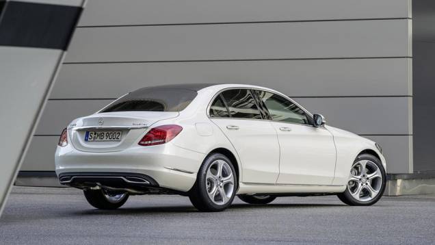 O modelo 2014 do Classe C marca sua transição de sedã de entrada da Mercedes, posto agora ocupado pelo CLA, para opção intermediária | <a href="https://beta-develop.quatrorodas.abril.com.br/noticias/fabricantes/novo-mercedes-benz-classe-c-chega-ao-brasil-r-138-900-7955" rel="migration"></a> O modelo 2014 do Classe C marca sua transição de sedã de entrada da Mercedes, posto agora ocupado pelo CLA, para opção intermediária | <a href="https://beta-develop.quatrorodas.abril.com.br/noticias/fabricantes/novo-mercedes-benz-classe-c-chega-ao-brasil-r-138-900-7955" rel="migration"></a>