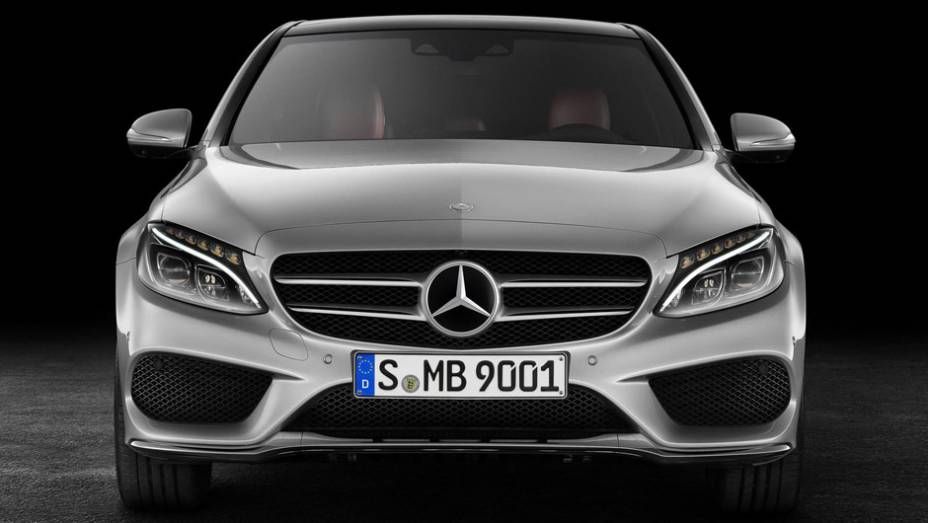 O design do exterior está mais refinado, seguindo a linha do Classe E e do Classe S | <a href="https://beta-develop.quatrorodas.abril.com.br/noticias/fabricantes/novo-mercedes-benz-classe-c-chega-ao-brasil-r-138-900-795537.shtml" rel="migration">Leia mais</a>