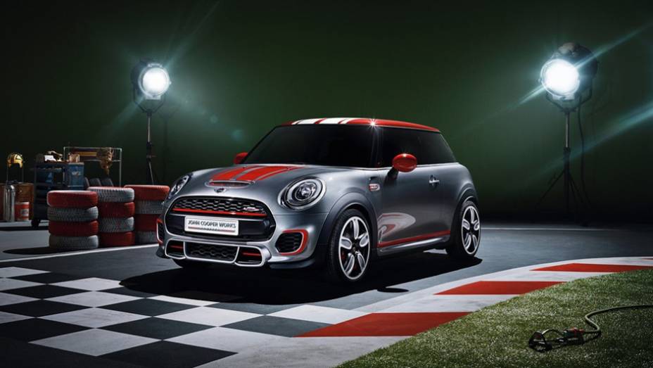 A MINI já apresentou a nova geração do Cooper, mas prepara para o próximo Salão de Detroit uma versão conceitual John Cooper Works | <a href="https://beta-develop.quatrorodas.abril.com.br/noticias/saloes/detroit-2014/mini-mostra-novo-jcw-concept-763480.shtml" rel="migration">Leia mais</a>