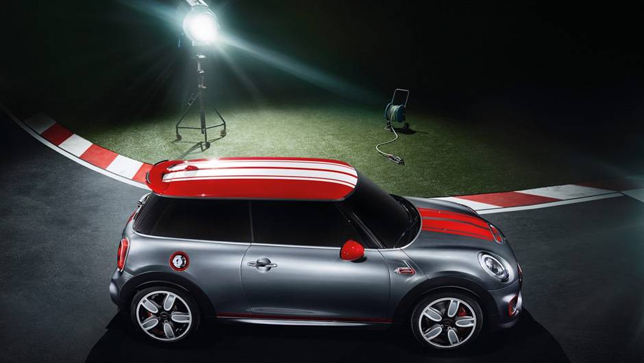 O carro-conceito tem cor de carroceria cinza, com faixas vermelhas no capô, teto com base vermelha e faixas brancas e outras inserções vermelhas na carroceria | <a href="https://beta-develop.quatrorodas.abril.com.br/noticias/saloes/detroit-2014/mini-mostra-novo-jcw-con" rel="migration"></a> O carro-conceito tem cor de carroceria cinza, com faixas vermelhas no capô, teto com base vermelha e faixas brancas e outras inserções vermelhas na carroceria | <a href="https://beta-develop.quatrorodas.abril.com.br/noticias/saloes/detroit-2014/mini-mostra-novo-jcw-con" rel="migration"></a>