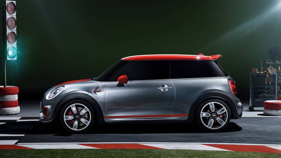 As rodas de liga-leve são de 18 polegadas | <a href="https://beta-develop.quatrorodas.abril.com.br/noticias/saloes/detroit-2014/mini-mostra-novo-jcw-concept-763480.shtml" rel="migration">Leia mais</a>