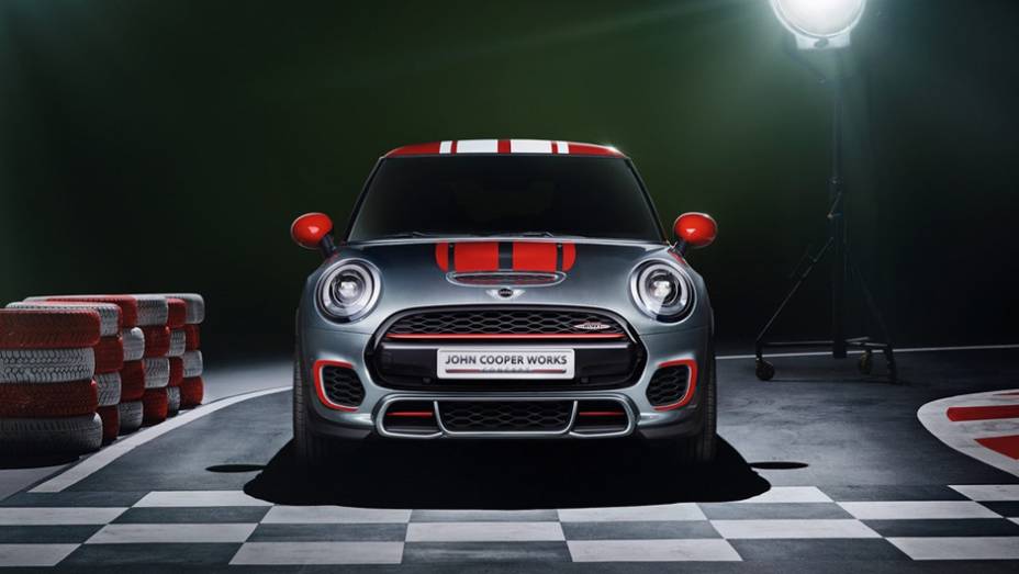 Os faróis do JCW concept são de LED | <a href="https://beta-develop.quatrorodas.abril.com.br/noticias/saloes/detroit-2014/mini-mostra-novo-jcw-concept-763480.shtml" rel="migration">Leia mais</a>