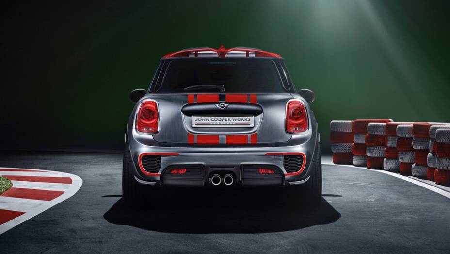 Ainda não há detalhes sobre a motorização, mas acredita-se que a MINI utilizará o 2.0 biturbo movido a gasolina, o mesmo que equipa o Cooper S | <a href="https://beta-develop.quatrorodas.abril.com.br/noticias/saloes/detroit-2014/mini-mostra-novo-jcw-concept-763480.shtm" rel="migration"></a>