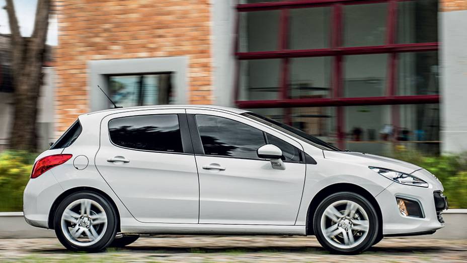 Em 12º lugar aparece o Peugeot 308 Allure - 19,9% | <a href="https://beta-develop.quatrorodas.abril.com.br/reportagens/servicos/tempo-dinheiro-765441.shtml" rel="migration">Leia mais</a>