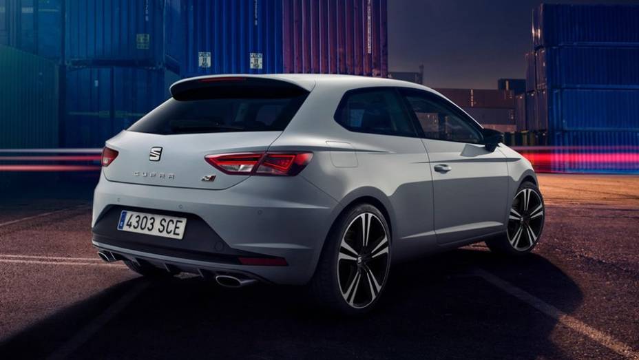 O modelo chega com a configura&ccedil;&atilde;o de tr&ecirc;s ou cinco portas e &eacute; equipado por um motor 2.0 l turbocharged TSI a gasolina | <a href="https://beta-develop.quatrorodas.abril.com.br/noticias/saloes/genebra-2014/novo-seat-leon-cupra-oficialmente-apresentado-genebra-775226.sht" rel="migration"></a>