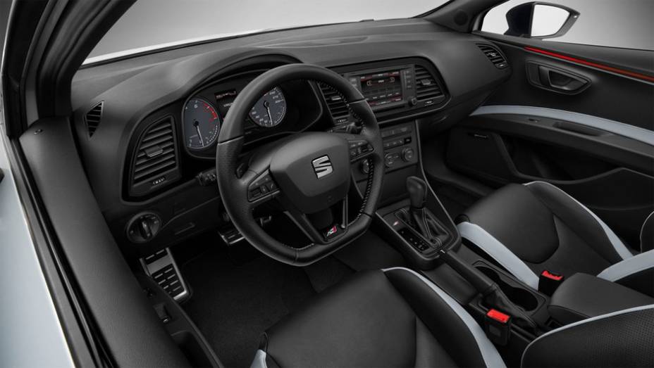 Detalhe do interior | <a href="https://beta-develop.quatrorodas.abril.com.br/noticias/saloes/genebra-2014/novo-seat-leon-cupra-oficialmente-apresentado-genebra-775226.shtml" rel="migration">Leia mais</a>