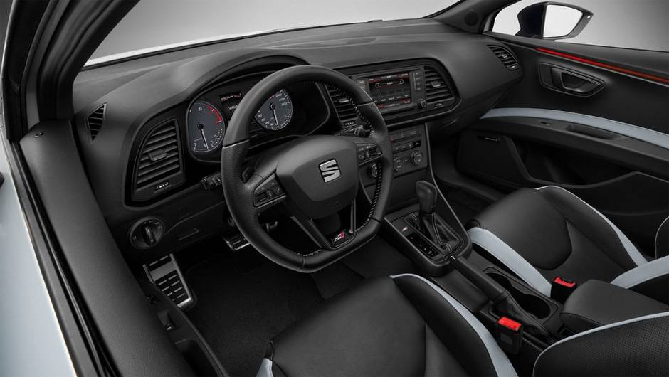 Detalhe do interior | <a href="https://beta-develop.quatrorodas.abril.com.br/noticias/saloes/genebra-2014/novo-seat-leon-cupra-oficialmente-apresentado-genebra-775226.shtml" rel="migration">Leia mais</a> Detalhe do interior | <a href="https://beta-develop.quatrorodas.abril.com.br/noticias/saloes/genebra-2014/novo-seat-leon-cupra-oficialmente-apresentado-genebra-775226.shtml" rel="migration">Leia mais</a>