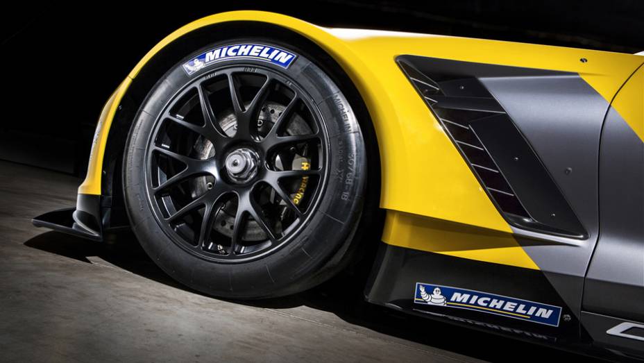 Detalhe da roda de 18 polegadas com pneu de corrida Michelin | <a href="https://beta-develop.quatrorodas.abril.com.br/noticias/saloes/detroit-2014/chevrolet-leva-corvette-c7-r-2014-detroit-769735.shtml" rel="migration">Leia mais</a>