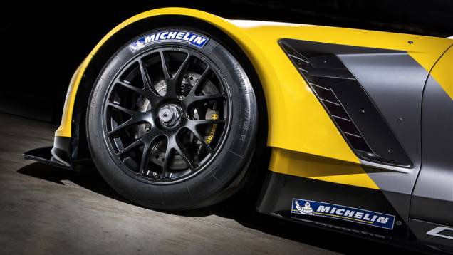 Detalhe da roda de 18 polegadas com pneu de corrida Michelin | <a href="https://beta-develop.quatrorodas.abril.com.br/noticias/saloes/detroit-2014/chevrolet-leva-corvette-c7-r-2014-detroit-769735.shtml" rel="migration">Leia mais</a> Detalhe da roda de 18 polegadas com pneu de corrida Michelin | <a href="https://beta-develop.quatrorodas.abril.com.br/noticias/saloes/detroit-2014/chevrolet-leva-corvette-c7-r-2014-detroit-769735.shtml" rel="migration">Leia mais</a>